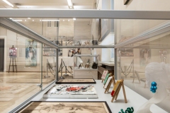 23Izstade-22ART-FASHION-RIGA-_-MAKSLINIEKS-UN-VINA-MUZA22-18.03.2025.-VEF-pils.-Fotoreportaza-Jana-Girlanu